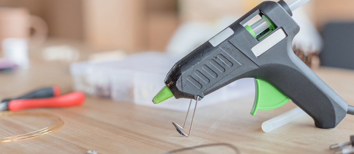 Best Glue Guns In 2022 [Buying Guide] Gear Hungry