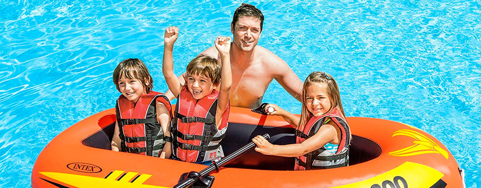 une famille dans un bot gonflable 