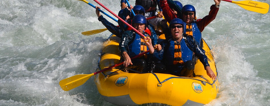 personnes faisant du rafting sur un bateau pneumatique 