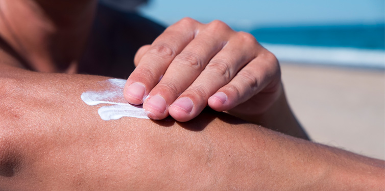 man applying sunscreen