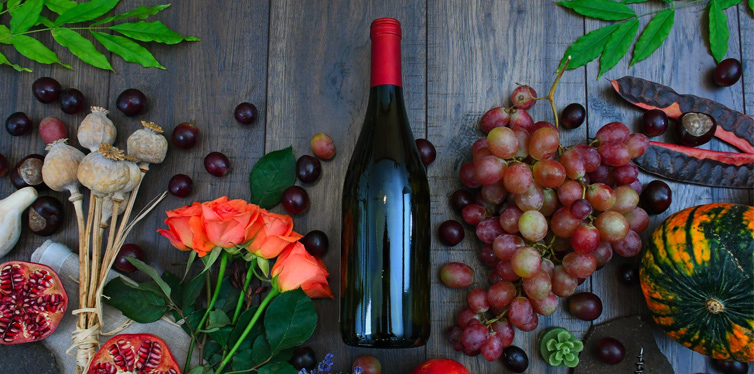 bottle of wine and grapes