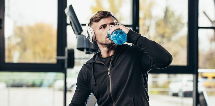 man listening to music at the gym