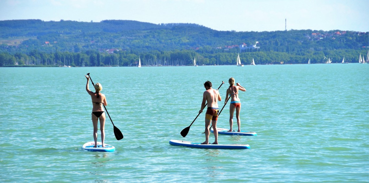 3 persons paddle boarding