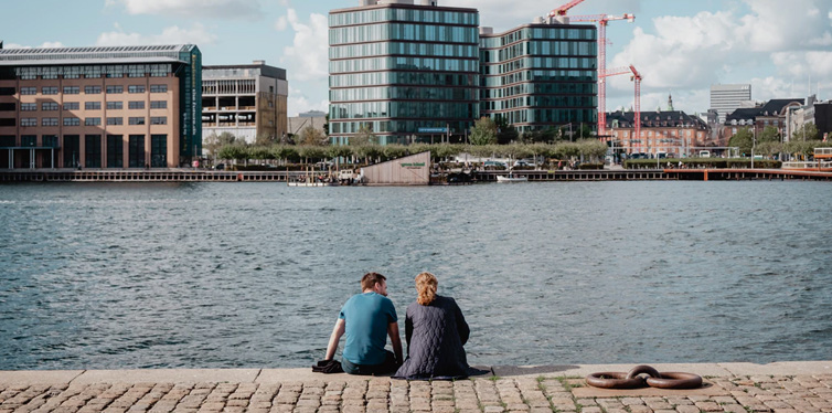 people on a first date