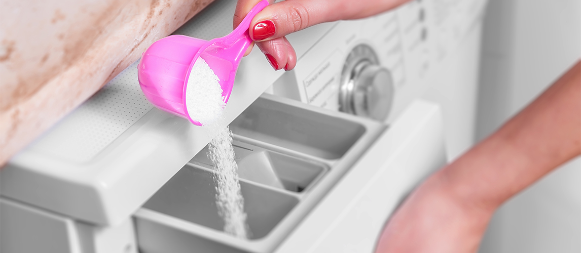 Как отмыть лоток для порошка. Лоток для стирального порошка грязный с микробами. Dispenser Drawer washing Powder. Man-pouring-washing-Powder-into-Machine-722542207. How to Wash Flauks Bloue.