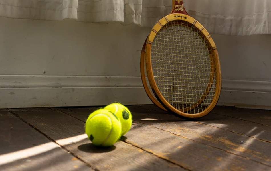 tenis balls and racquets