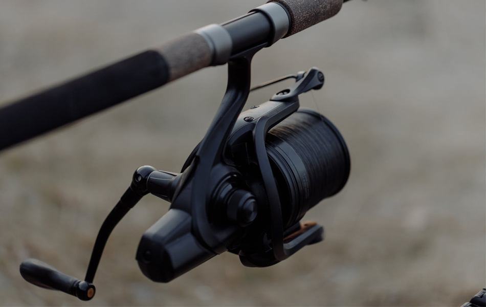 black and silver fishing reel