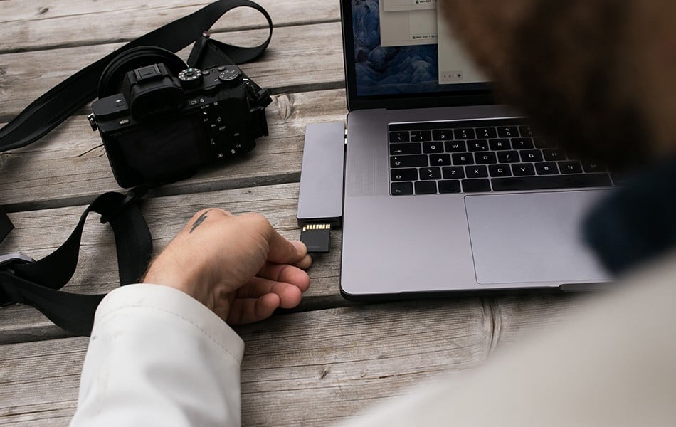 inserting cardreader in laptop