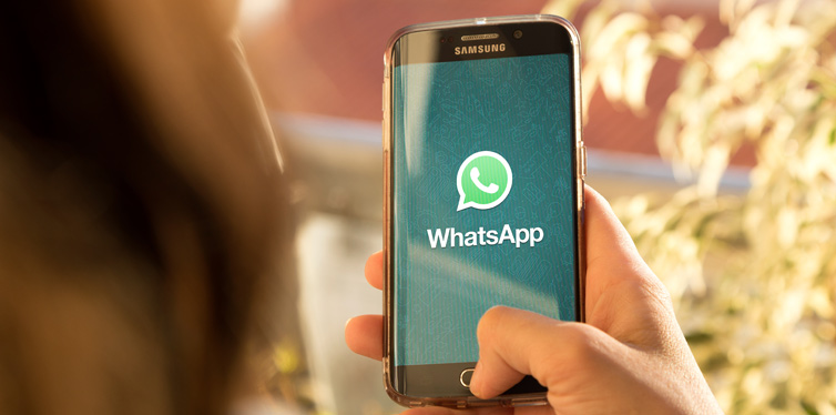 whatsapp update for ios allows playing voice messages while in another chat