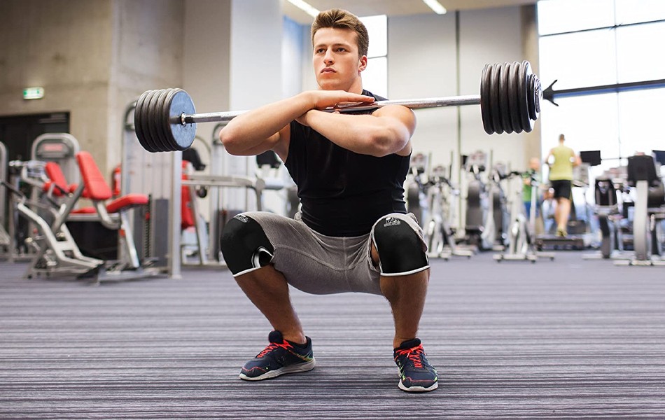 man wearing knee sleeves in the gym