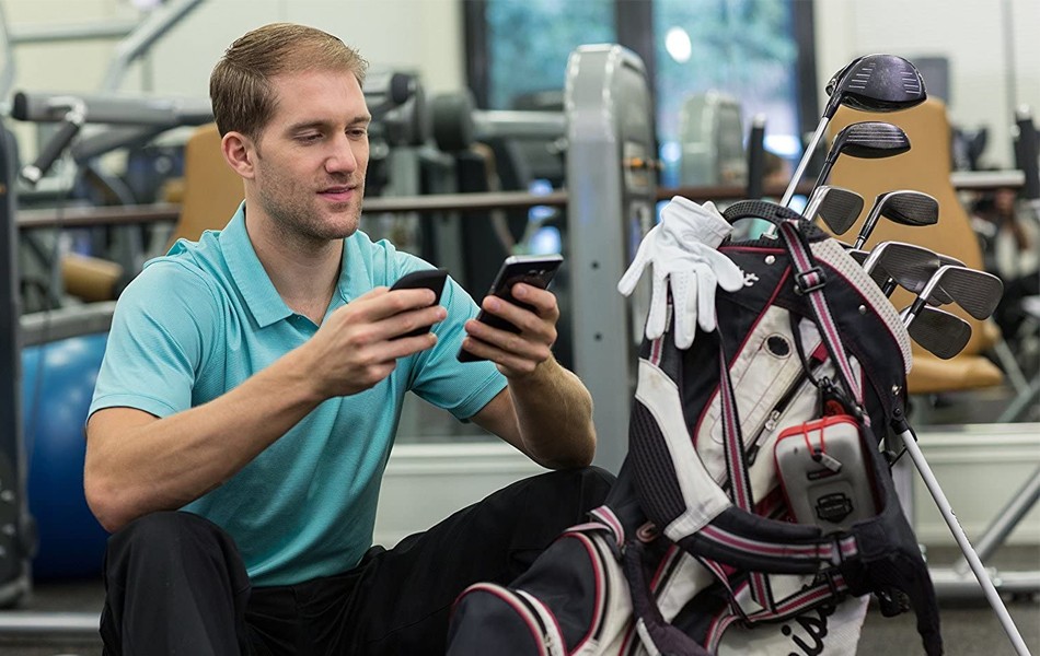 men using his luggage tracker app