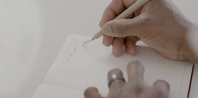 Curva Pen ergonomic writing instrument addresses issues for right