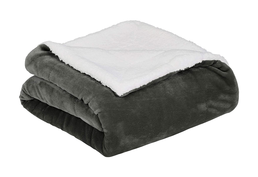amazonbasics micromink sherpa blanket