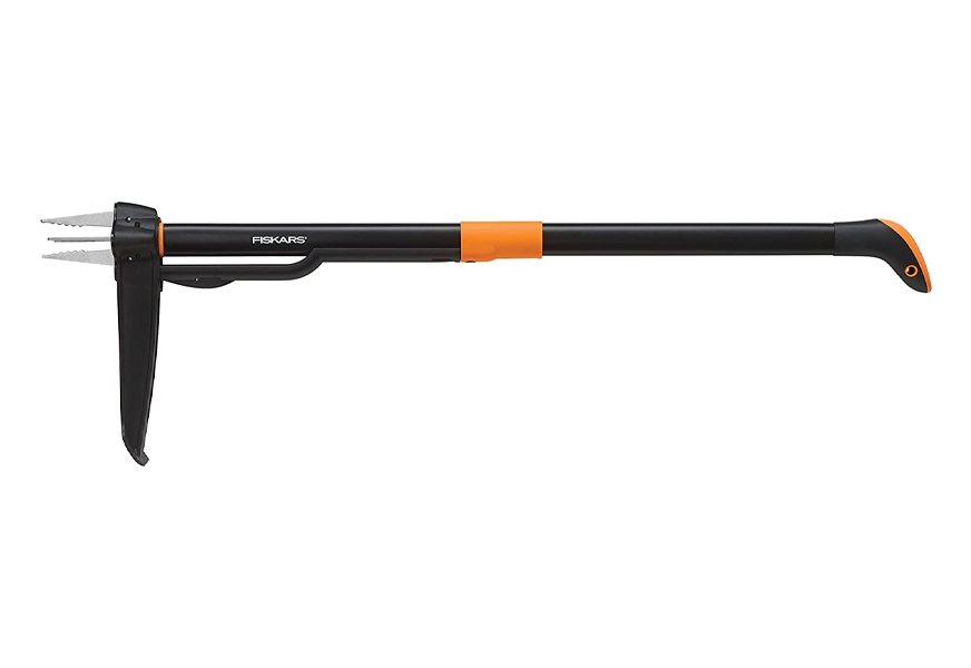 fiskars 339950-1001 4-claw weeding tool