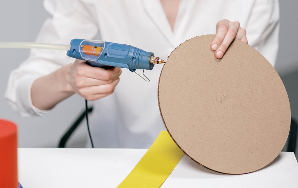 glue gun in use
