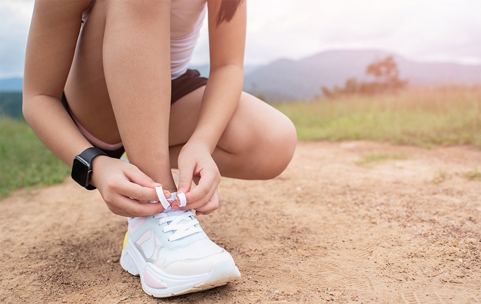 kid tying running shoes before run