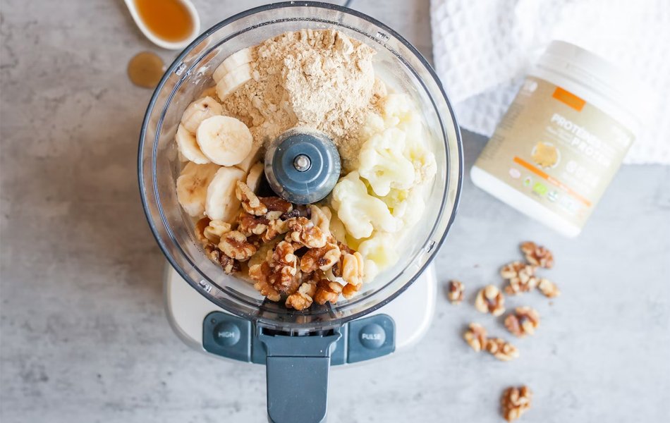 making smoothie with smoothie blender