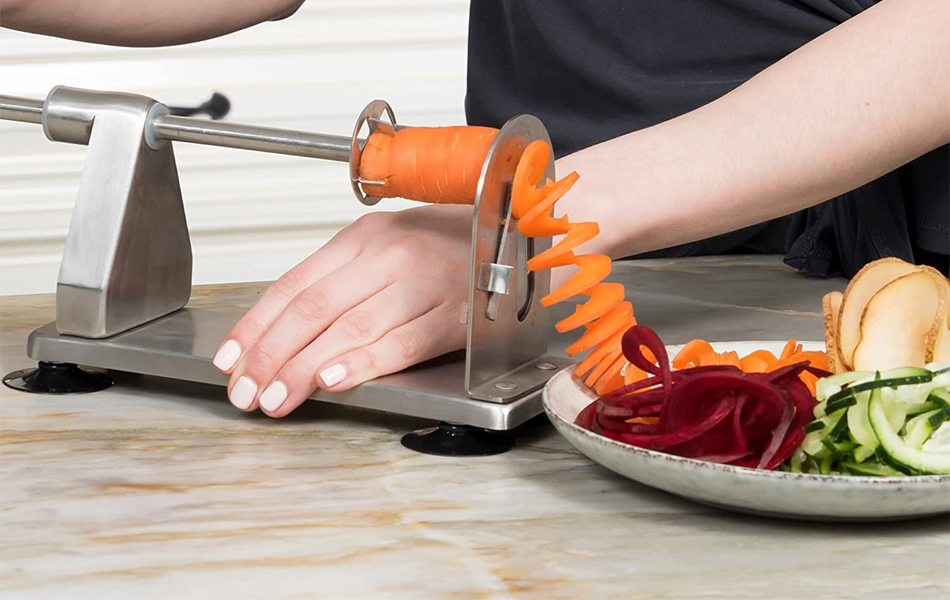 making vegetable noodles with spiralizer