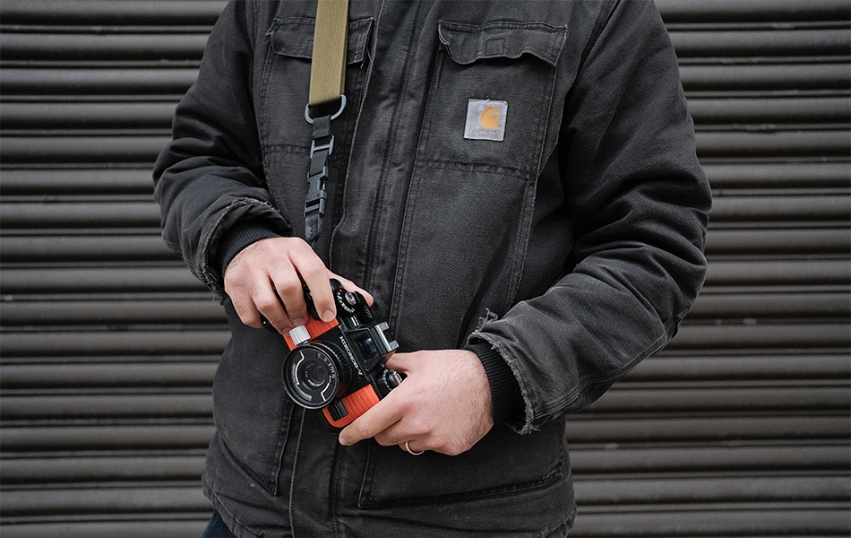 photographer wearing carhartt jacket