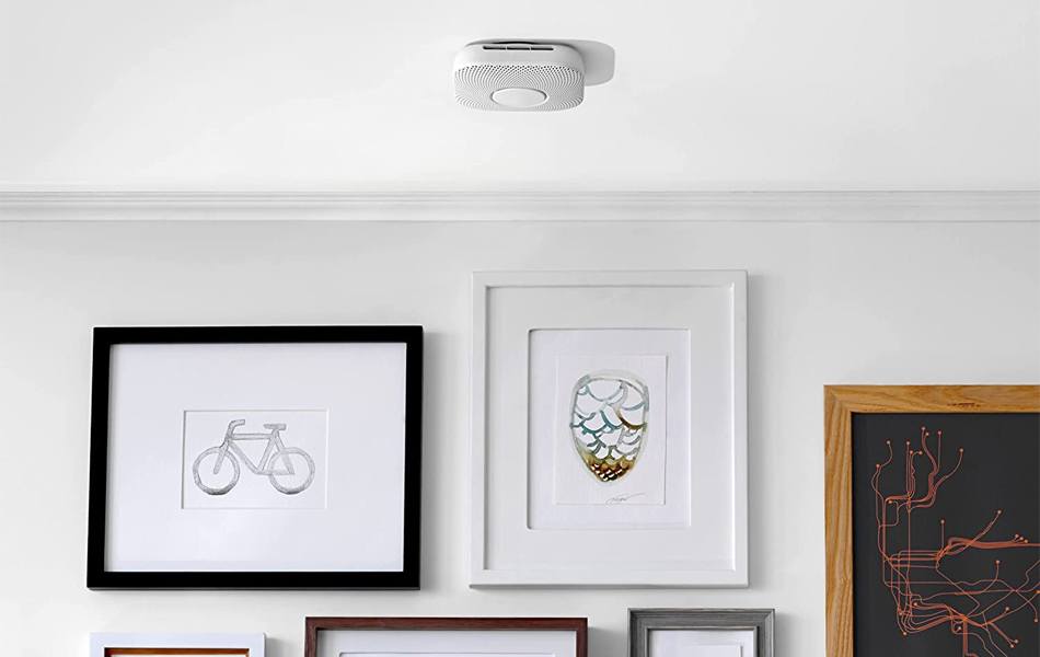 smoke detector on the ceiling